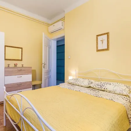 3 Bedroom Awesome In Apartment Lovran