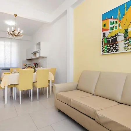 3 Bedroom Awesome In Apartment *
