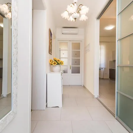 3 Bedroom Awesome In Apartment *