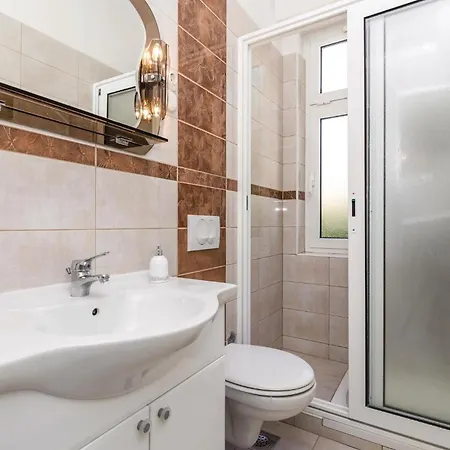 Apartment 3 Bedroom Awesome In *